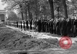 Standbild Vergraben von Wöbbelin KZ-Opfer Ludwigslust Deutschland, 1945, aus Sekunde 10 historischem Filmmaterial Videoclip 65675068333