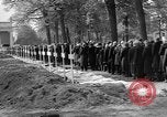 Standbild Vergraben von Wöbbelin KZ-Opfer Ludwigslust Deutschland, 1945, aus Sekunde 11 historischem Filmmaterial Videoclip 65675068333