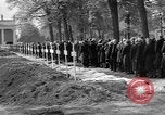 Standbild Vergraben von Wöbbelin KZ-Opfer Ludwigslust Deutschland, 1945, aus Sekunde 12 historischem Filmmaterial Videoclip 65675068333
