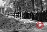 Standbild Vergraben von Wöbbelin KZ-Opfer Ludwigslust Deutschland, 1945, aus Sekunde 13 historischem Filmmaterial Videoclip 65675068333