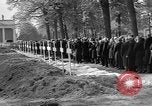 Standbild Vergraben von Wöbbelin KZ-Opfer Ludwigslust Deutschland, 1945, aus Sekunde 14 historischem Filmmaterial Videoclip 65675068333