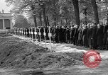 Standbild Vergraben von Wöbbelin KZ-Opfer Ludwigslust Deutschland, 1945, aus Sekunde 15 historischem Filmmaterial Videoclip 65675068333