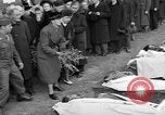Standbild Vergraben von Wöbbelin KZ-Opfer Ludwigslust Deutschland, 1945, aus Sekunde 16 historischem Filmmaterial Videoclip 65675068333