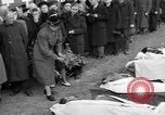 Standbild Vergraben von Wöbbelin KZ-Opfer Ludwigslust Deutschland, 1945, aus Sekunde 17 historischem Filmmaterial Videoclip 65675068333