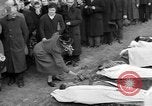 Standbild Vergraben von Wöbbelin KZ-Opfer Ludwigslust Deutschland, 1945, aus Sekunde 18 historischem Filmmaterial Videoclip 65675068333