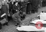 Standbild Vergraben von Wöbbelin KZ-Opfer Ludwigslust Deutschland, 1945, aus Sekunde 19 historischem Filmmaterial Videoclip 65675068333