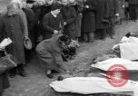 Standbild Vergraben von Wöbbelin KZ-Opfer Ludwigslust Deutschland, 1945, aus Sekunde 20 historischem Filmmaterial Videoclip 65675068333