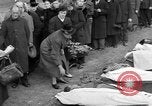Standbild Vergraben von Wöbbelin KZ-Opfer Ludwigslust Deutschland, 1945, aus Sekunde 21 historischem Filmmaterial Videoclip 65675068333