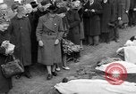 Standbild Vergraben von Wöbbelin KZ-Opfer Ludwigslust Deutschland, 1945, aus Sekunde 22 historischem Filmmaterial Videoclip 65675068333