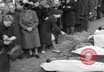 Standbild Vergraben von Wöbbelin KZ-Opfer Ludwigslust Deutschland, 1945, aus Sekunde 23 historischem Filmmaterial Videoclip 65675068333