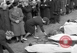 Standbild Vergraben von Wöbbelin KZ-Opfer Ludwigslust Deutschland, 1945, aus Sekunde 24 historischem Filmmaterial Videoclip 65675068333