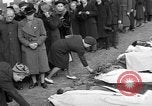 Standbild Vergraben von Wöbbelin KZ-Opfer Ludwigslust Deutschland, 1945, aus Sekunde 25 historischem Filmmaterial Videoclip 65675068333