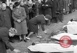 Standbild Vergraben von Wöbbelin KZ-Opfer Ludwigslust Deutschland, 1945, aus Sekunde 26 historischem Filmmaterial Videoclip 65675068333