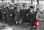 Standbild Vergraben von Wöbbelin KZ-Opfer Ludwigslust Deutschland, 1945, aus Sekunde 27 historischem Filmmaterial Videoclip 65675068333