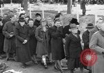 Standbild Vergraben von Wöbbelin KZ-Opfer Ludwigslust Deutschland, 1945, aus Sekunde 28 historischem Filmmaterial Videoclip 65675068333