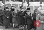 Standbild Vergraben von Wöbbelin KZ-Opfer Ludwigslust Deutschland, 1945, aus Sekunde 29 historischem Filmmaterial Videoclip 65675068333