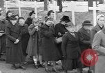 Standbild Vergraben von Wöbbelin KZ-Opfer Ludwigslust Deutschland, 1945, aus Sekunde 30 historischem Filmmaterial Videoclip 65675068333
