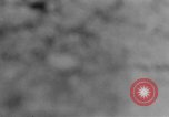 Standbild Vergraben von Wöbbelin KZ-Opfer Ludwigslust Deutschland, 1945, aus Sekunde 31 historischem Filmmaterial Videoclip 65675068333