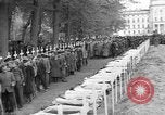 Standbild Vergraben von Wöbbelin KZ-Opfer Ludwigslust Deutschland, 1945, aus Sekunde 32 historischem Filmmaterial Videoclip 65675068333