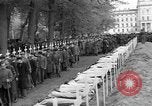 Standbild Vergraben von Wöbbelin KZ-Opfer Ludwigslust Deutschland, 1945, aus Sekunde 33 historischem Filmmaterial Videoclip 65675068333