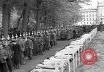 Standbild Vergraben von Wöbbelin KZ-Opfer Ludwigslust Deutschland, 1945, aus Sekunde 34 historischem Filmmaterial Videoclip 65675068333