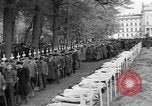 Standbild Vergraben von Wöbbelin KZ-Opfer Ludwigslust Deutschland, 1945, aus Sekunde 35 historischem Filmmaterial Videoclip 65675068333