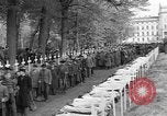 Standbild Vergraben von Wöbbelin KZ-Opfer Ludwigslust Deutschland, 1945, aus Sekunde 36 historischem Filmmaterial Videoclip 65675068333