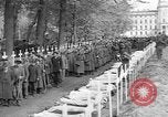 Standbild Vergraben von Wöbbelin KZ-Opfer Ludwigslust Deutschland, 1945, aus Sekunde 37 historischem Filmmaterial Videoclip 65675068333