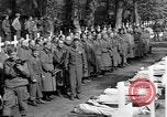 Standbild Vergraben von Wöbbelin KZ-Opfer Ludwigslust Deutschland, 1945, aus Sekunde 38 historischem Filmmaterial Videoclip 65675068333