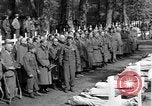 Standbild Vergraben von Wöbbelin KZ-Opfer Ludwigslust Deutschland, 1945, aus Sekunde 39 historischem Filmmaterial Videoclip 65675068333