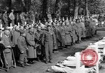Standbild Vergraben von Wöbbelin KZ-Opfer Ludwigslust Deutschland, 1945, aus Sekunde 40 historischem Filmmaterial Videoclip 65675068333