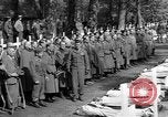 Standbild Vergraben von Wöbbelin KZ-Opfer Ludwigslust Deutschland, 1945, aus Sekunde 41 historischem Filmmaterial Videoclip 65675068333