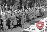Standbild Vergraben von Wöbbelin KZ-Opfer Ludwigslust Deutschland, 1945, aus Sekunde 42 historischem Filmmaterial Videoclip 65675068333
