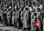 Standbild Vergraben von Wöbbelin KZ-Opfer Ludwigslust Deutschland, 1945, aus Sekunde 43 historischem Filmmaterial Videoclip 65675068333