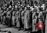 Standbild Vergraben von Wöbbelin KZ-Opfer Ludwigslust Deutschland, 1945, aus Sekunde 45 historischem Filmmaterial Videoclip 65675068333