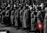Standbild Vergraben von Wöbbelin KZ-Opfer Ludwigslust Deutschland, 1945, aus Sekunde 46 historischem Filmmaterial Videoclip 65675068333