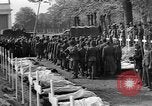 Standbild Vergraben von Wöbbelin KZ-Opfer Ludwigslust Deutschland, 1945, aus Sekunde 47 historischem Filmmaterial Videoclip 65675068333