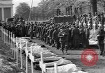Standbild Vergraben von Wöbbelin KZ-Opfer Ludwigslust Deutschland, 1945, aus Sekunde 49 historischem Filmmaterial Videoclip 65675068333
