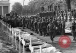 Standbild Vergraben von Wöbbelin KZ-Opfer Ludwigslust Deutschland, 1945, aus Sekunde 50 historischem Filmmaterial Videoclip 65675068333