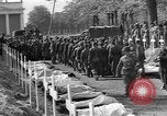 Standbild Vergraben von Wöbbelin KZ-Opfer Ludwigslust Deutschland, 1945, aus Sekunde 51 historischem Filmmaterial Videoclip 65675068333