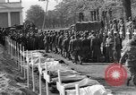 Standbild Vergraben von Wöbbelin KZ-Opfer Ludwigslust Deutschland, 1945, aus Sekunde 52 historischem Filmmaterial Videoclip 65675068333