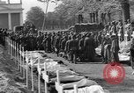 Standbild Vergraben von Wöbbelin KZ-Opfer Ludwigslust Deutschland, 1945, aus Sekunde 54 historischem Filmmaterial Videoclip 65675068333