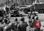 Standbild Vergraben von Wöbbelin KZ-Opfer Ludwigslust Deutschland, 1945, aus Sekunde 56 historischem Filmmaterial Videoclip 65675068333