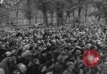 Standbild Vergraben von Wöbbelin KZ-Opfer Ludwigslust Deutschland, 1945, aus Sekunde 61 historischem Filmmaterial Videoclip 65675068333