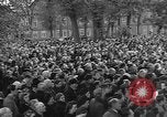 Standbild Vergraben von Wöbbelin KZ-Opfer Ludwigslust Deutschland, 1945, aus Sekunde 62 historischem Filmmaterial Videoclip 65675068333