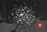 Standbild Struktur des Atoms zu den Kindern erklärt Kanada, 1948, aus Sekunde 1 historischem Filmmaterial Videoclip 65675068343