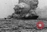 Image British navire torpillé et coulé Première Guerre Mondiale Théâtre européen, 1917, de la seconde 17 séquences d'archives historiques vidéo 65675068362