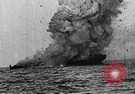 Image British navire torpillé et coulé Première Guerre Mondiale Théâtre européen, 1917, de la seconde 19 séquences d'archives historiques vidéo 65675068362