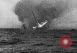Image British navire torpillé et coulé Première Guerre Mondiale Théâtre européen, 1917, de la seconde 27 séquences d'archives historiques vidéo 65675068362