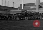 Standbild Verschrottung alter Automobile United States USA, 1930, aus Sekunde 26 historischem Filmmaterial Videoclip 65675068387